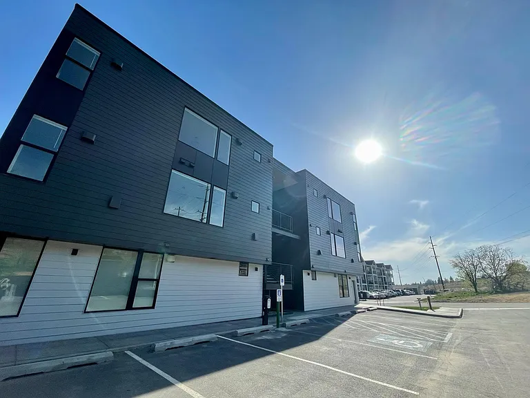 2520 N Regal St — Photo 22