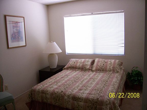 2nd bedroom w/Queen size bed