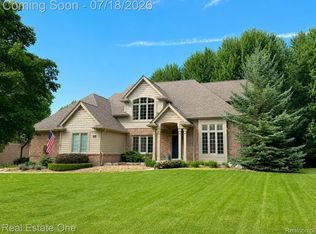 1793 Skyline Dr, Rochester Hills, MI 48306