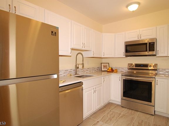 2nd image of 124 E Main St APT 209