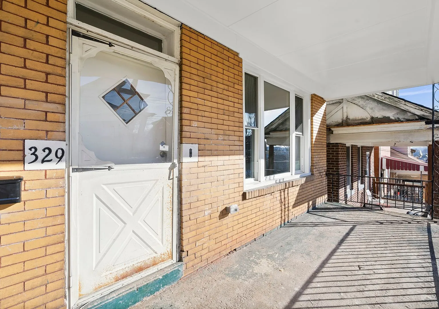 3 Bed/1 Bath Home - Central AC, 2nd Floor Laundry - Available September 10th! — Photo 2