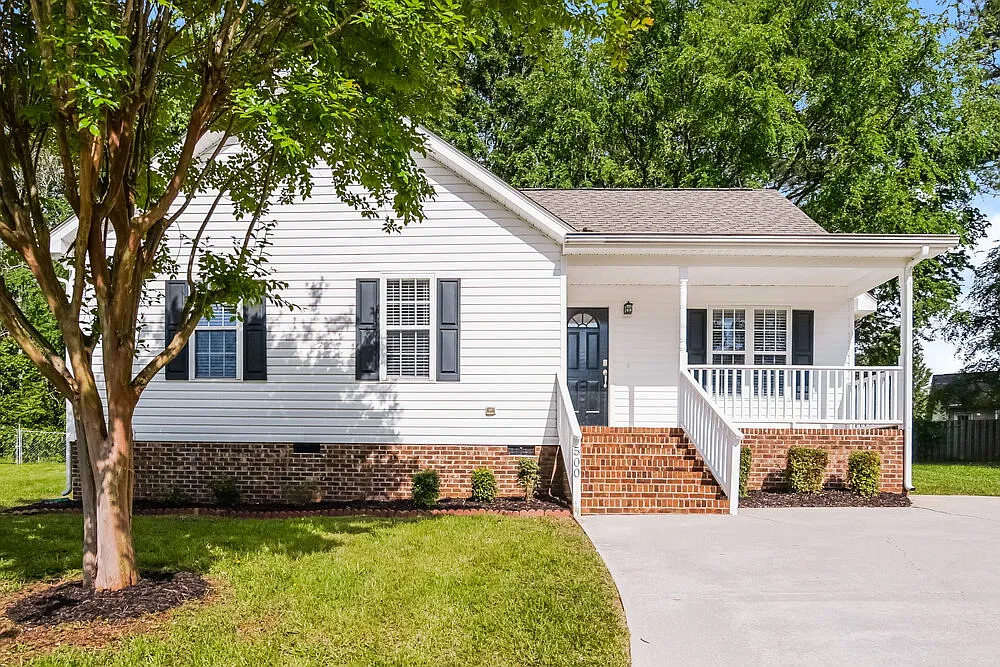 3 bed, 2.0 bath, 1152 sqft, $2,015 — Photo 1