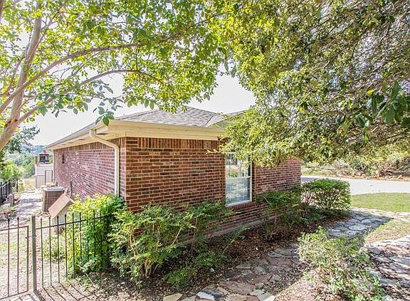 4th image of 2734 Cody Ave