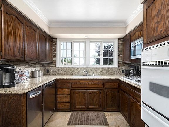 2nd image of 1055 Catalina Ave