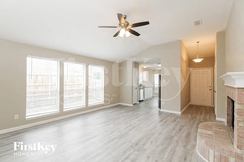 3 bed, 2.0 bath, 1327 sqft, $1,915 — Photo 3
