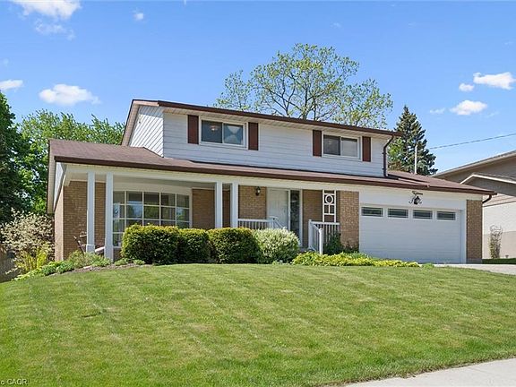 3rd image of 15 Cloverdale Cres