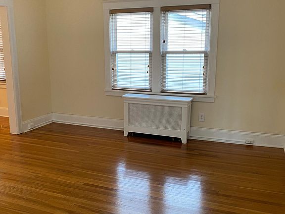 4th image of 30 Portland Pl #1