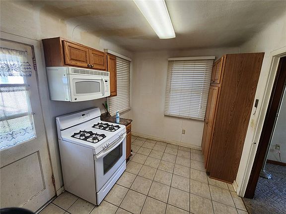 5th image of 674 Grove Ave