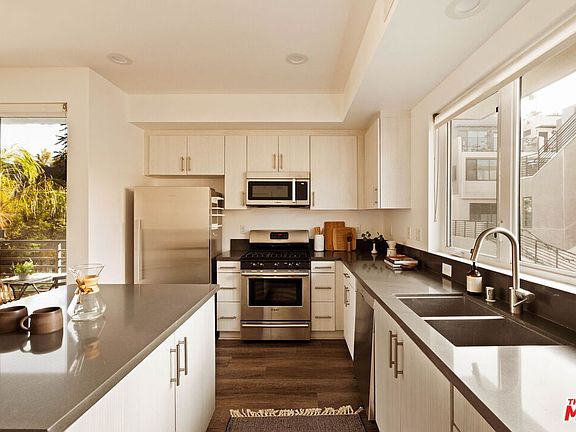 4th image of 2920 Rowena Ave #3