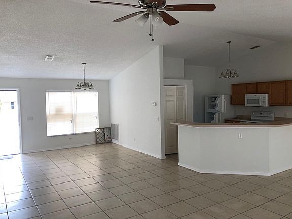 4th image of 2582 SE Floresta Dr