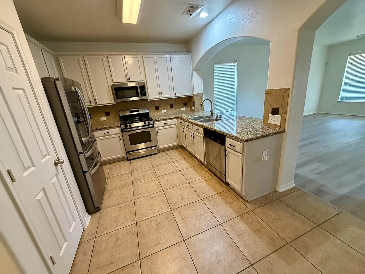 3 bed, 2.5 bath, 2020 sqft, $2,300 — Photo 4