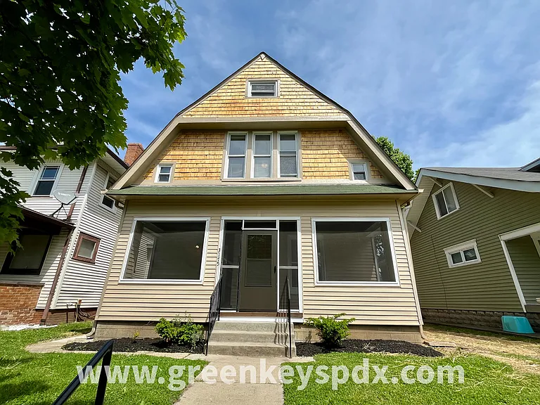 3175 N Kenwood Ave — Photo 1