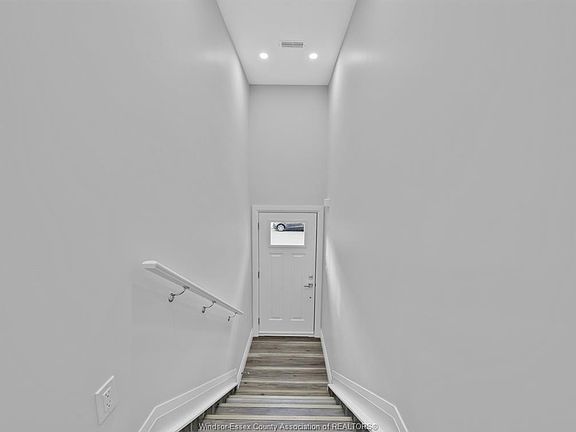 5th image of 3549 Peter St #4