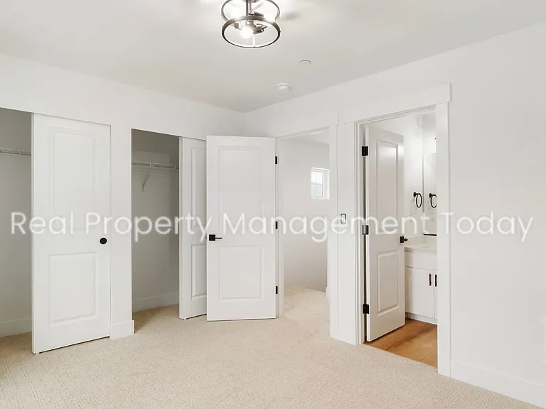300 Larson St W — Photo 24