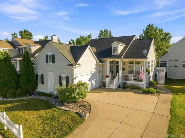 1535 Fountain View Ln, Oxford, MI 48371