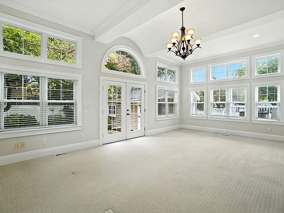 3rd image of 1034 Jamestown Cres