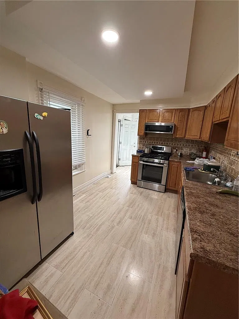 3 bed, 1.0 bath, 1710 sqft, $2,000 — Photo 4