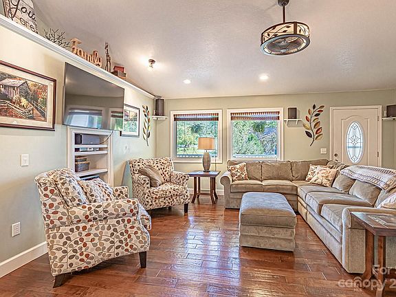 5th image of 50 Meadow Dr