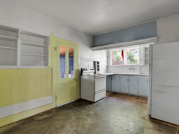 3rd image of 810 Merriam St