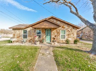 901 S Perrin St, Decatur, TX 76234