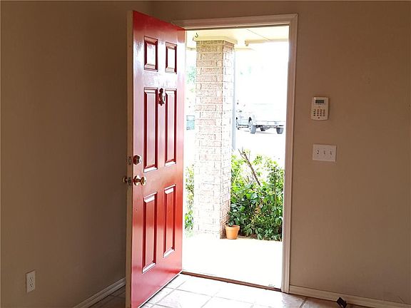 4th image of 935 Beaumont Sq