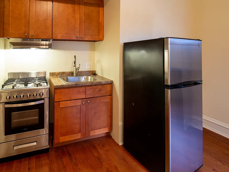 Studio Unit 2M $1,195
