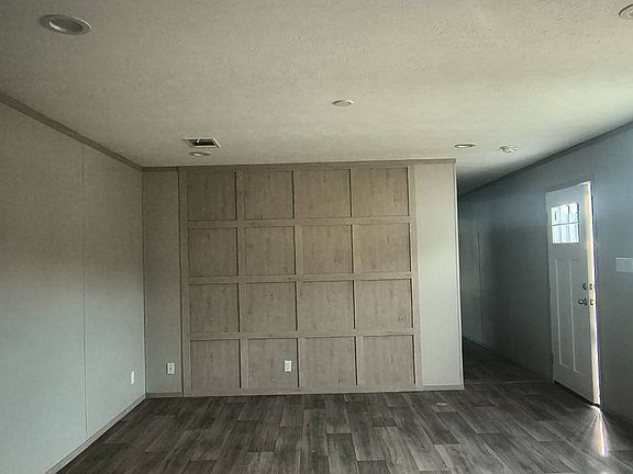 4th image of 147 Merritt Cir