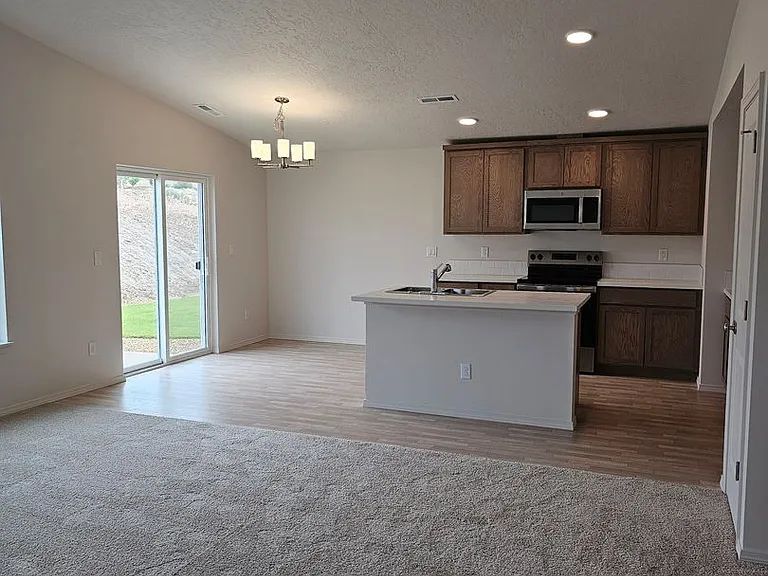 936 SE Starview Ave — Photo 4
