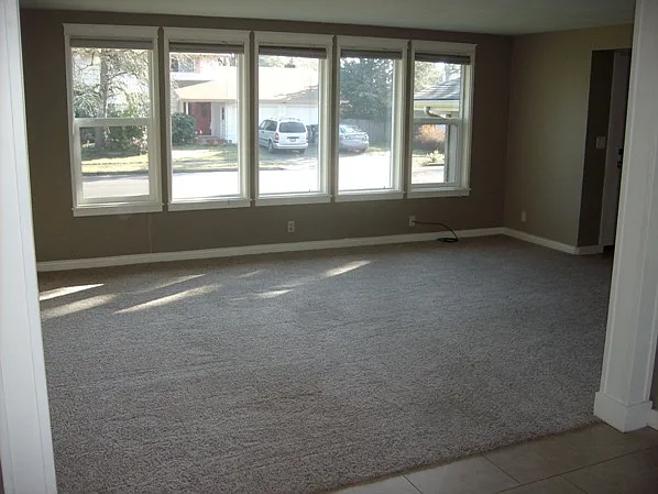 Large 3 bedroom, 2.5 bath, split level home in the Coburg Road area! — Photo 2