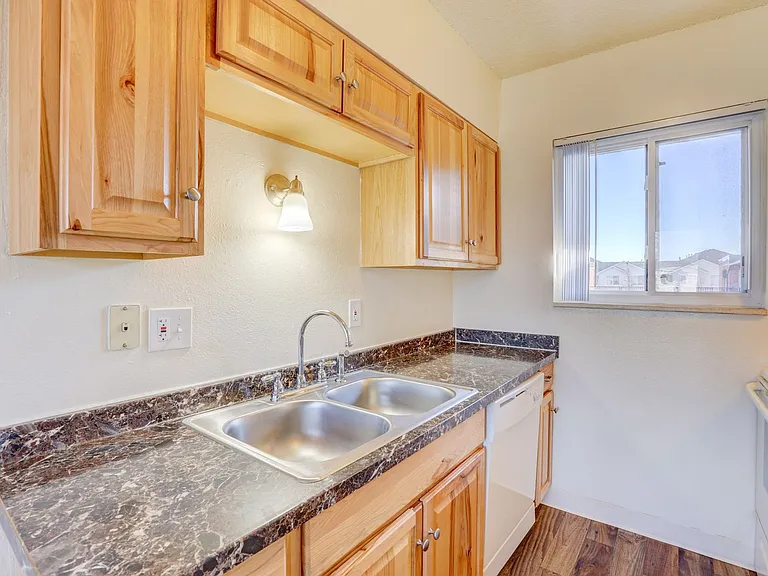 Allison Court Apartments — Photo 41