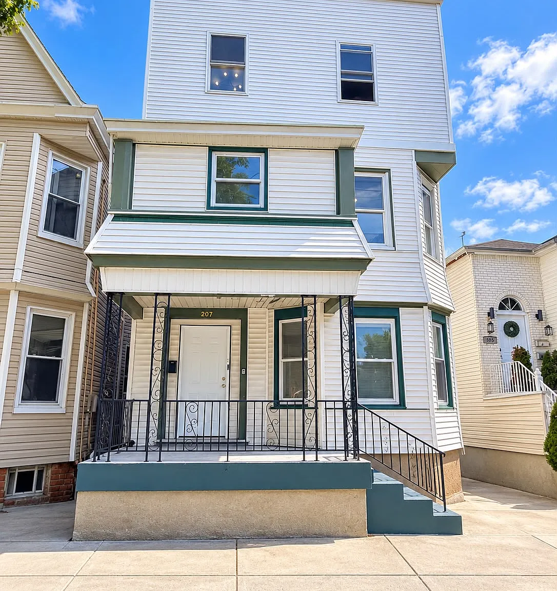 3 bed, $2,400 — Photo 1