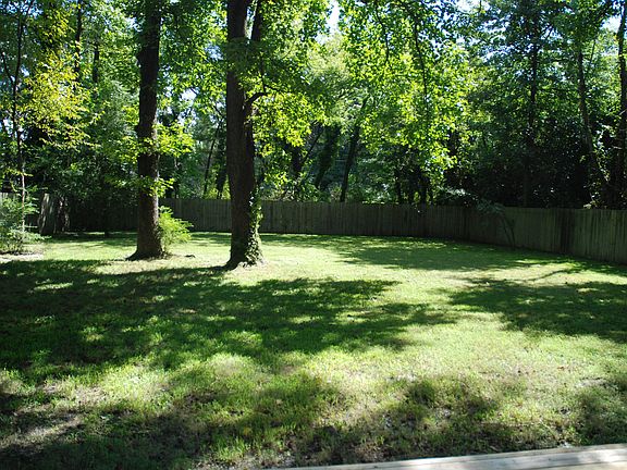 Large Fenced Back Yd