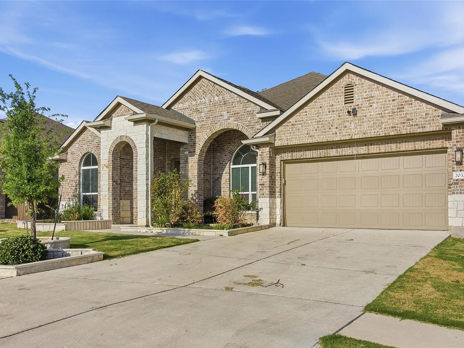 4 bed, 3.0 bath, 2911 sqft, $2,650 — Photo 2