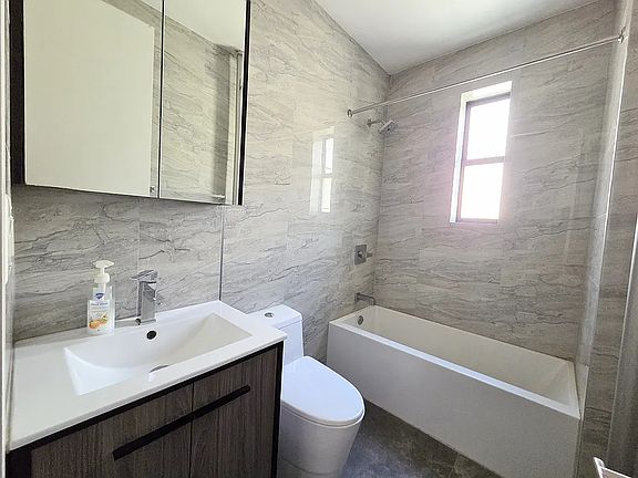 4th image of 670 W 193rd St APT 4C