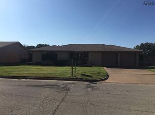 25 Surrey Cir, Iowa Park, TX 76367