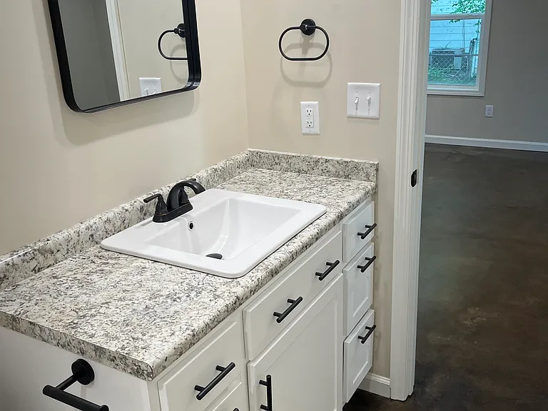 404 Locust Ave — Photo 11