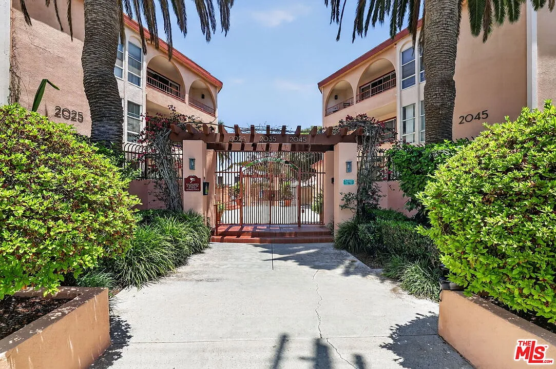 1 bed, 1.0 bath, 699 sqft, $3,950 — Photo 2