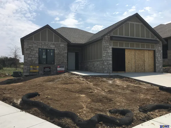 10127 Edgewater Ln, Lincoln, NE 68527