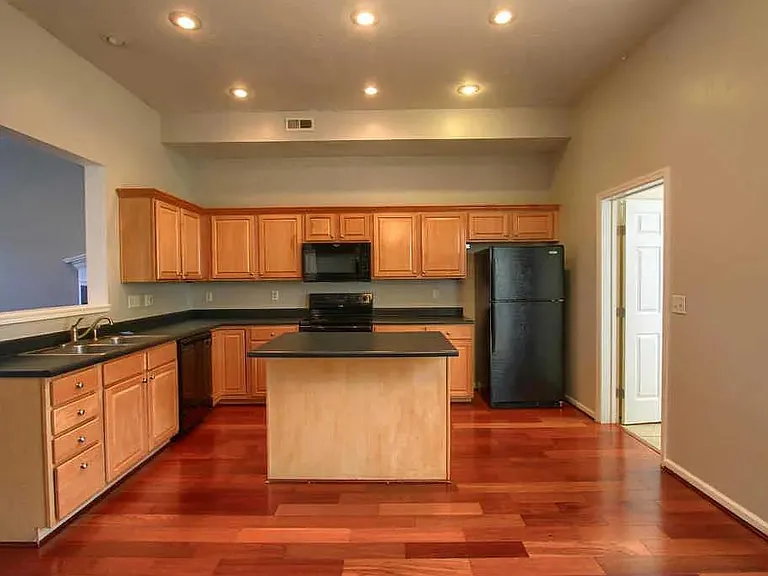 1434 Laurel Park Dr — Photo 8