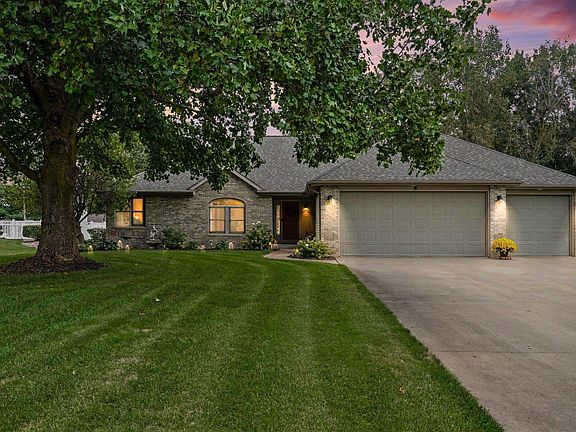 3rd image of 55585 Willowbend Blvd