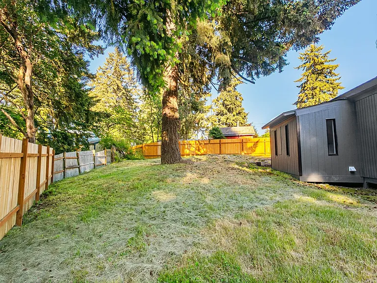 4919 Waller Rd E — Photo 12