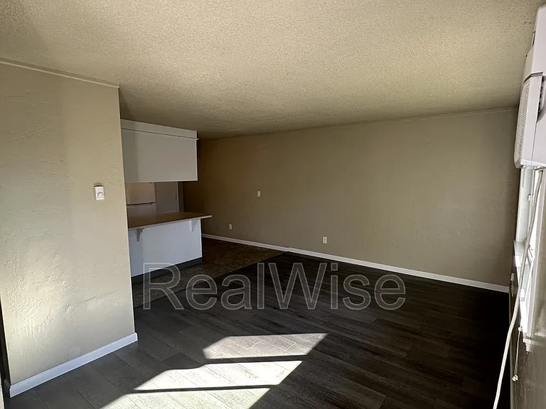 719 SW Bridge St — Photo 6