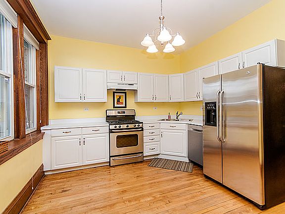 2nd image of 1543 N Leavitt St #1n