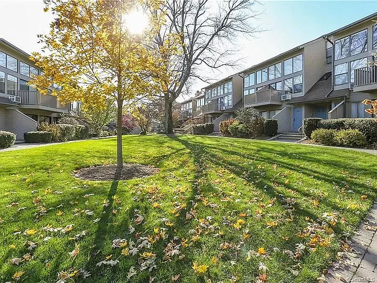 1465 E Putnam Ave #416 — Photo 1