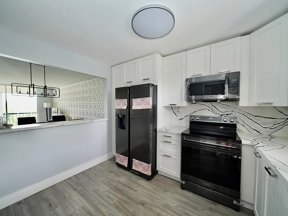 2541 Aragon Blvd #305