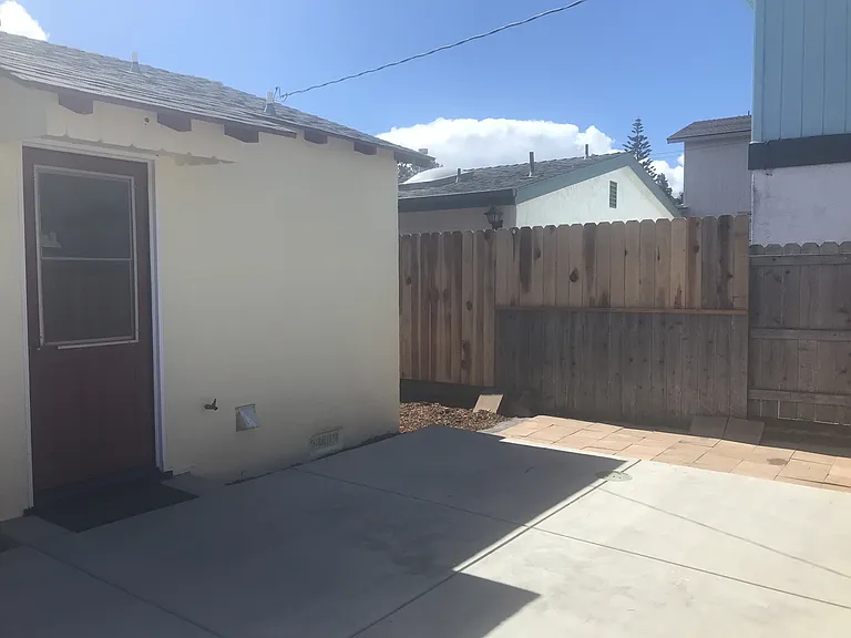 543 Kings Ave — Photo 12