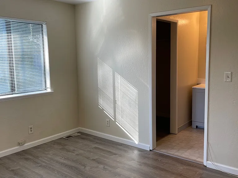 2424 Jefferson Ave — Photo 5