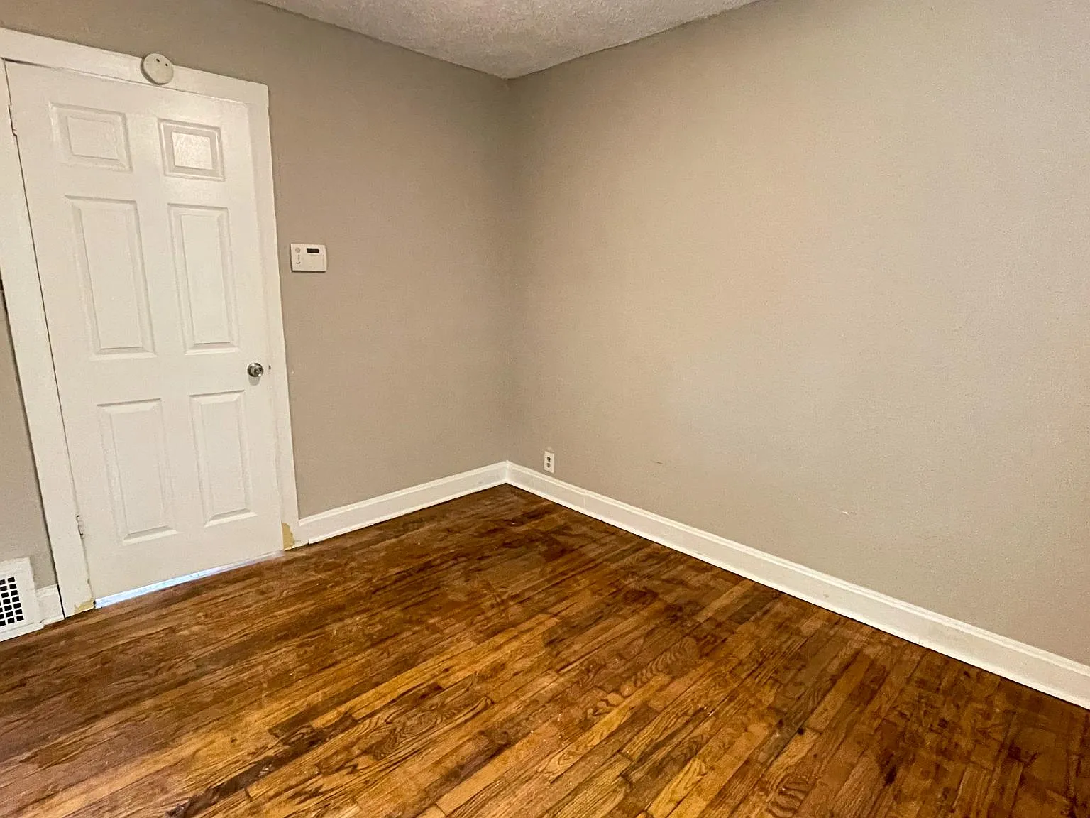 3 bed, 921 sqft, $1,300 — Photo 3