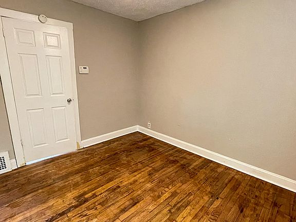 3rd image of 4007 Flora Ave