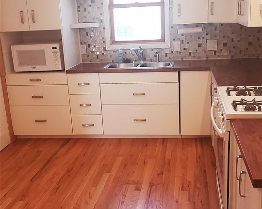 3rd image of 925 Village Dr
